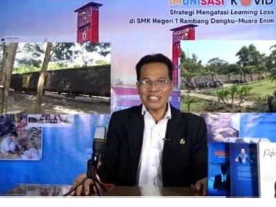 Kepala Sekolah mencipta konten video youtube pembelajaran di SMK Negeri 1 Rambang Dangku